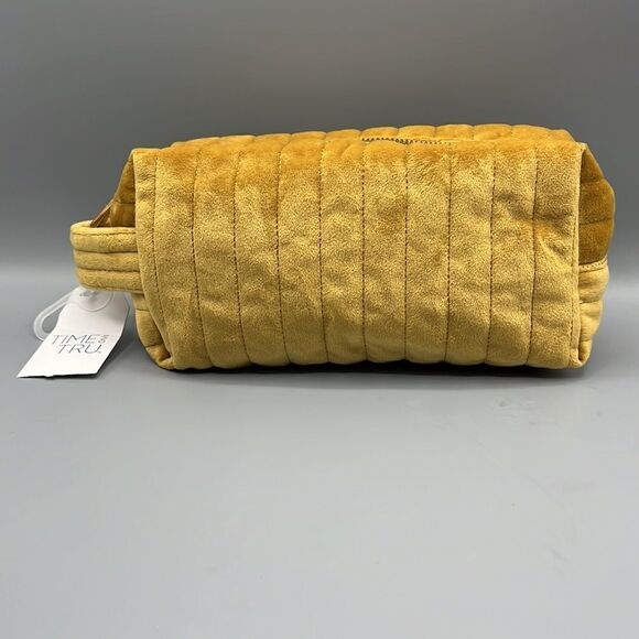 Time and Tru Women's Quilted Pouch with Handle - Picture 2 of 5